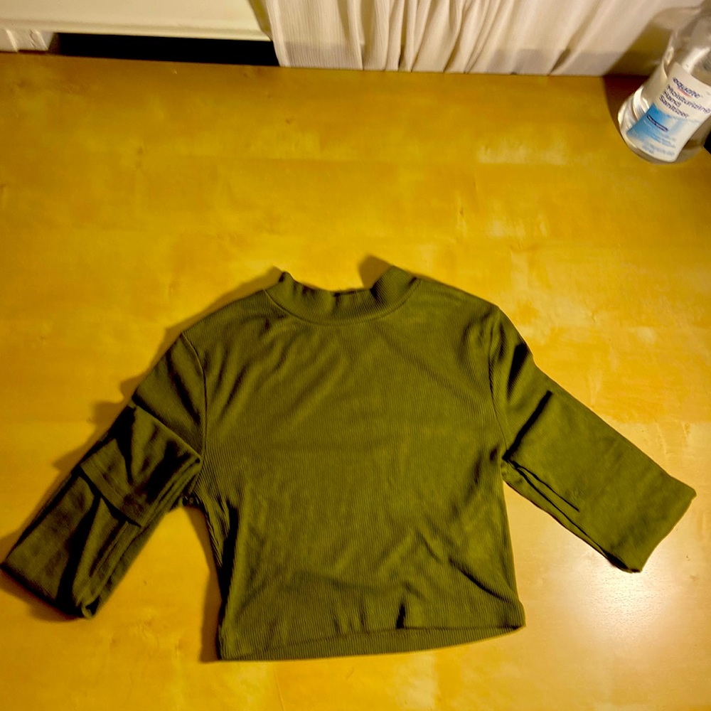 I am selling a green turtle neck in size Woman’s xs from BP. Made in Guatemala.